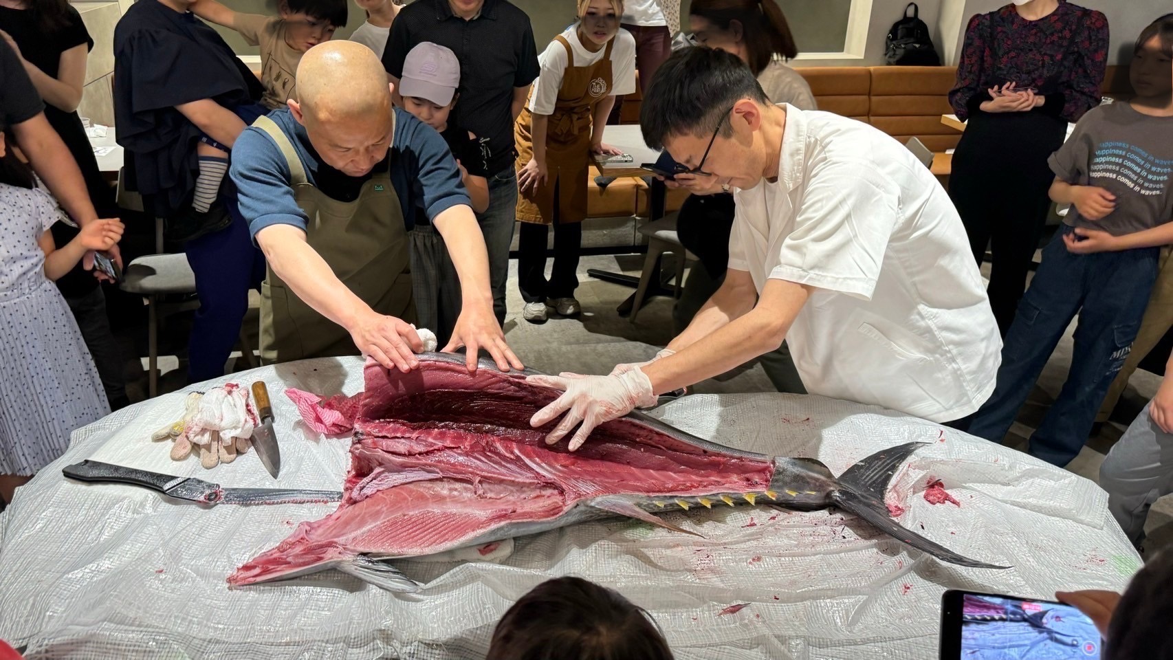 迫力満点のマグロ解体ショー