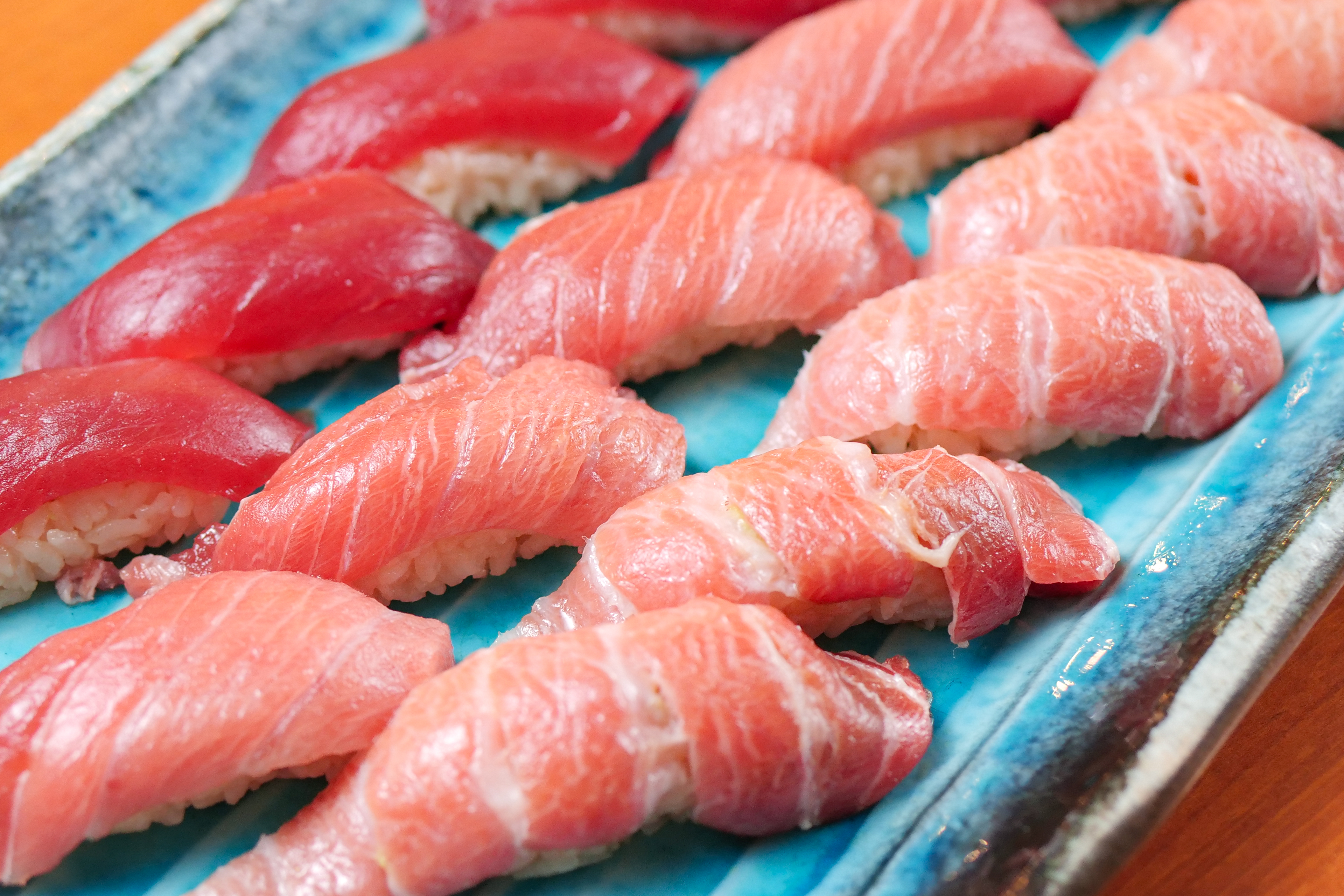 マグロ解体ショーで盛り上がる！